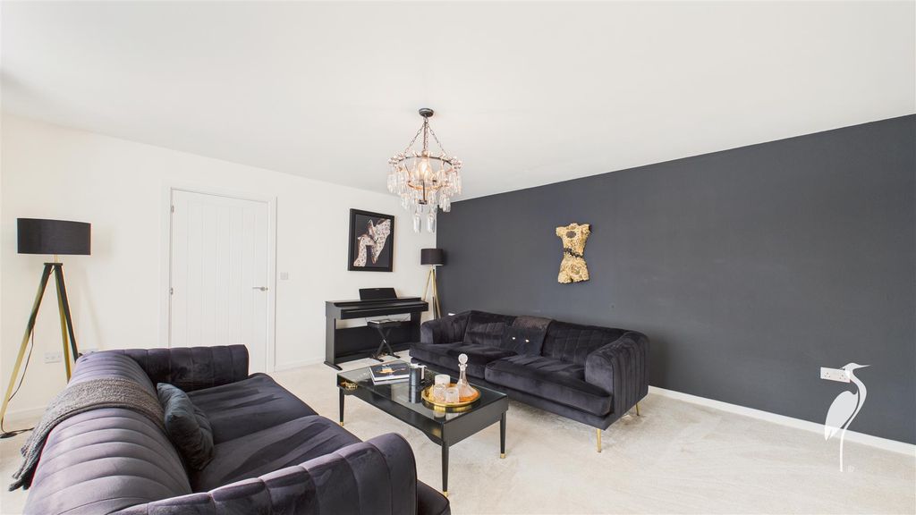 Property photo 3 of 38 Lounge