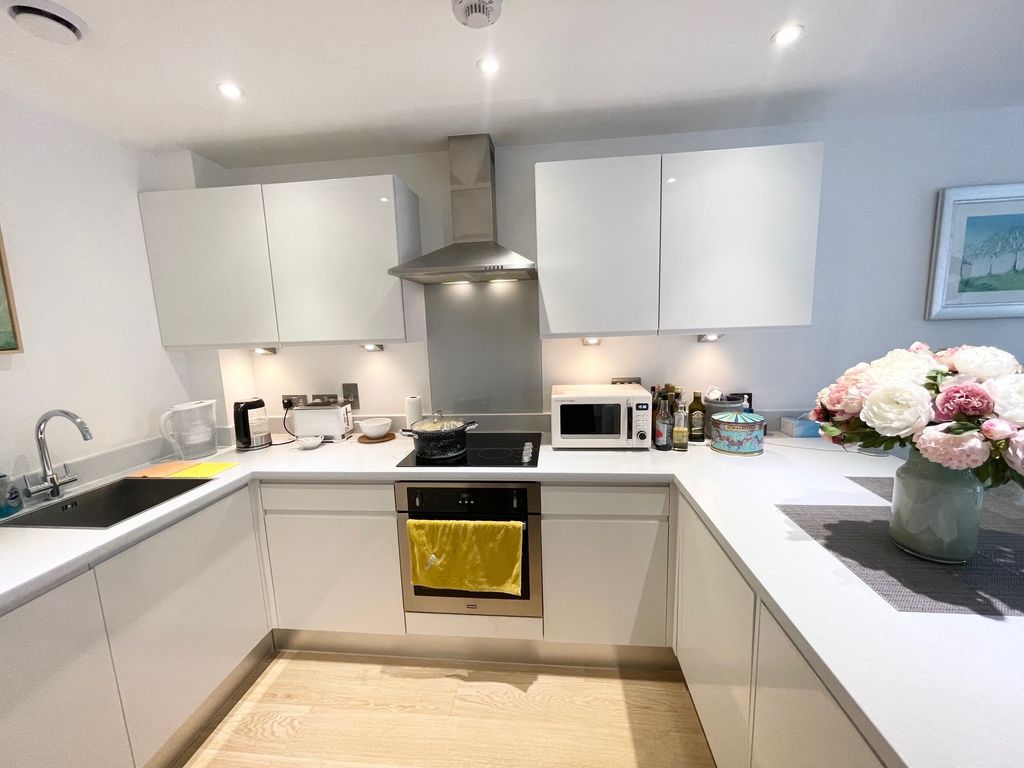 Property photo 3 of 10 Kitchen
