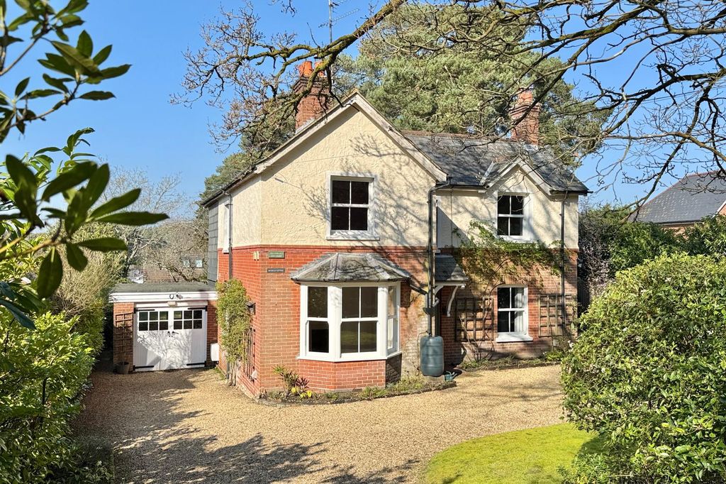 Property photo 1 of 25 4 Bedroom Detached House