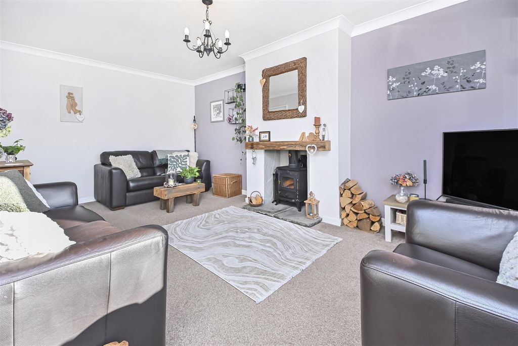 Property photo 3 of 31 17 Thames Avenue Lounge (1).Jpg