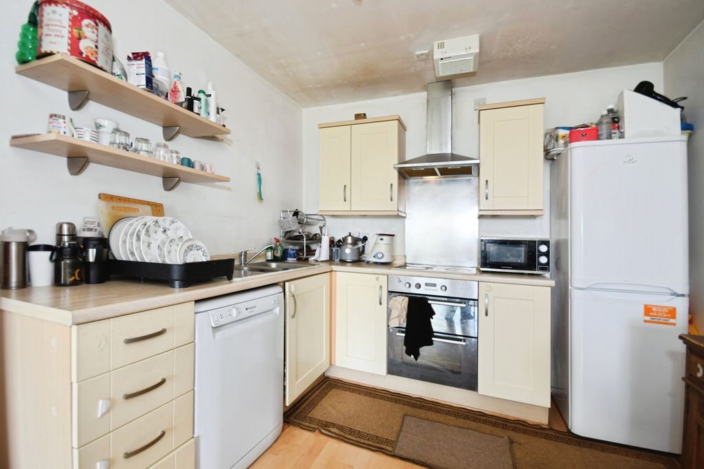 Property photo 3 of 17 Kitchen