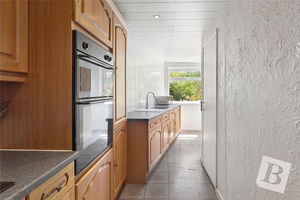 Property photo 3 of 18 Kitchen