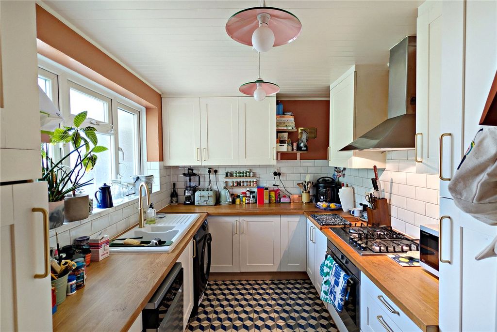 Property photo 3 of 11 Kitchen