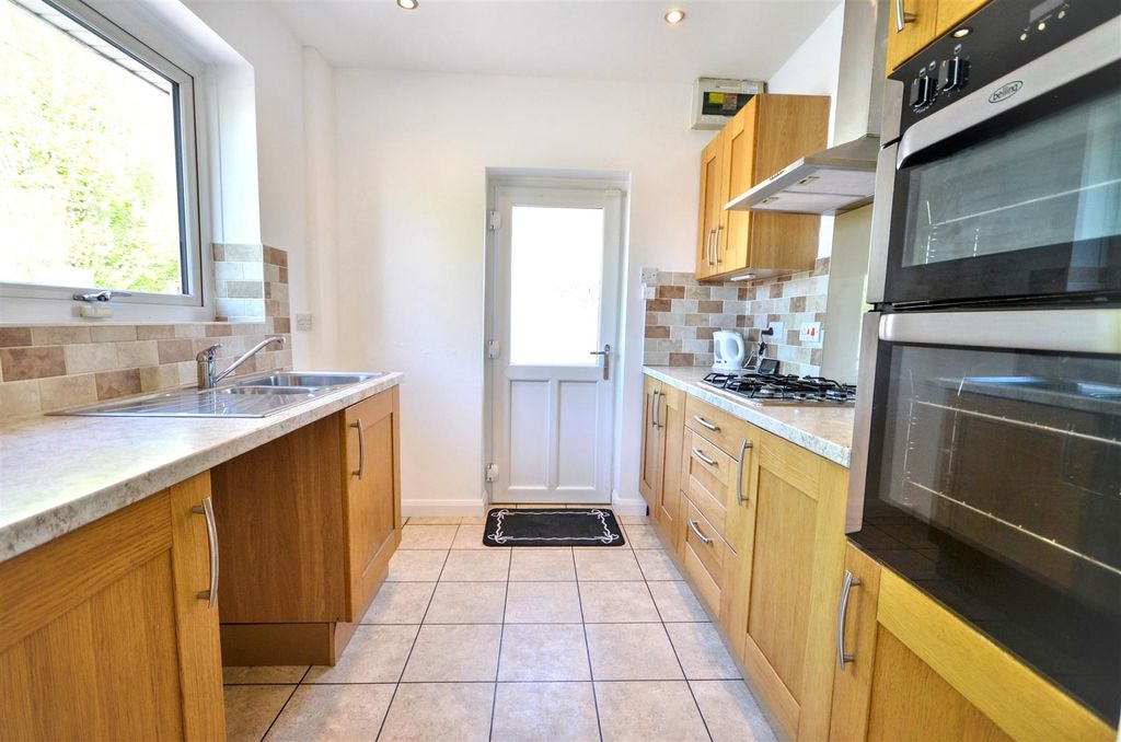 Property photo 3 of 18 Kitchen