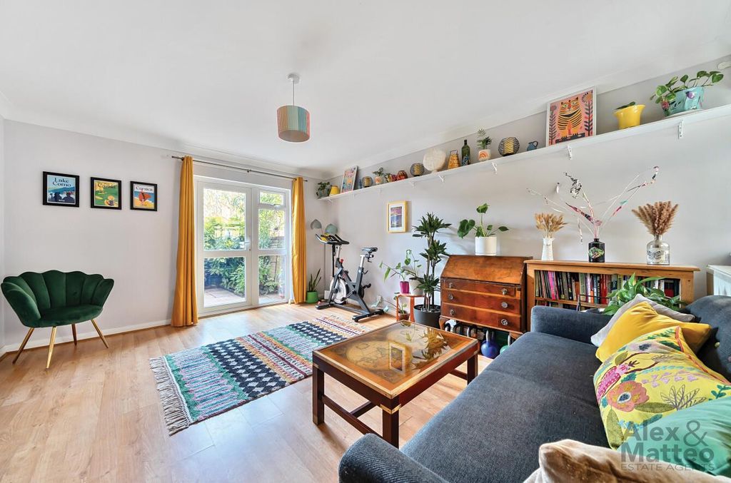 Property photo 3 of 19 Maria Close