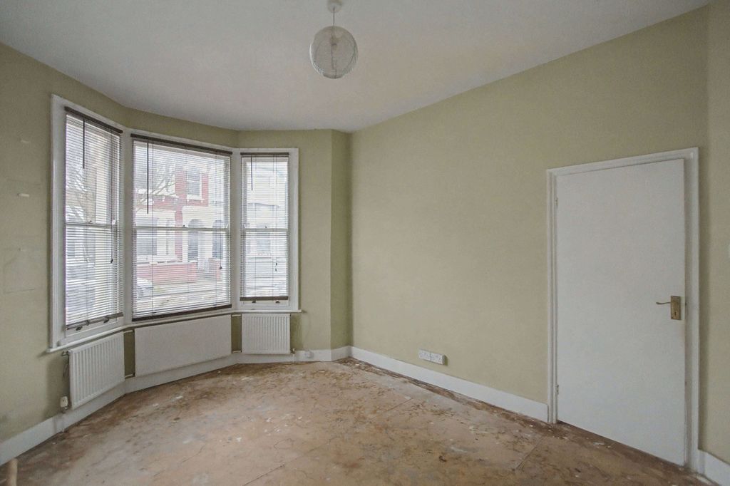 Property photo 3 of 14 64 Belgrade Road, Stoke Newington, London N16 8Dj