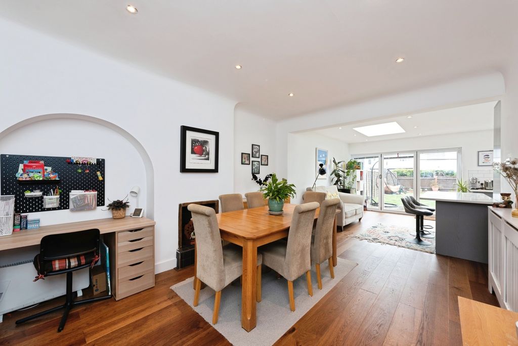 Property photo 3 of 19 Dining Area