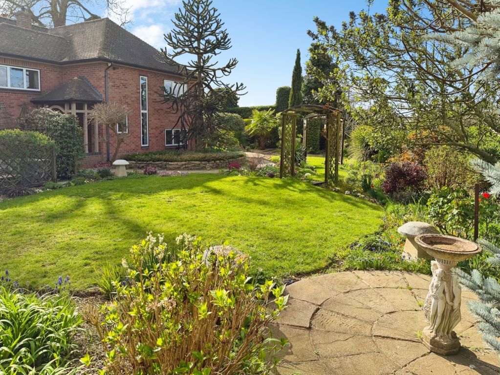 Property photo 3 of 36 Garden 2