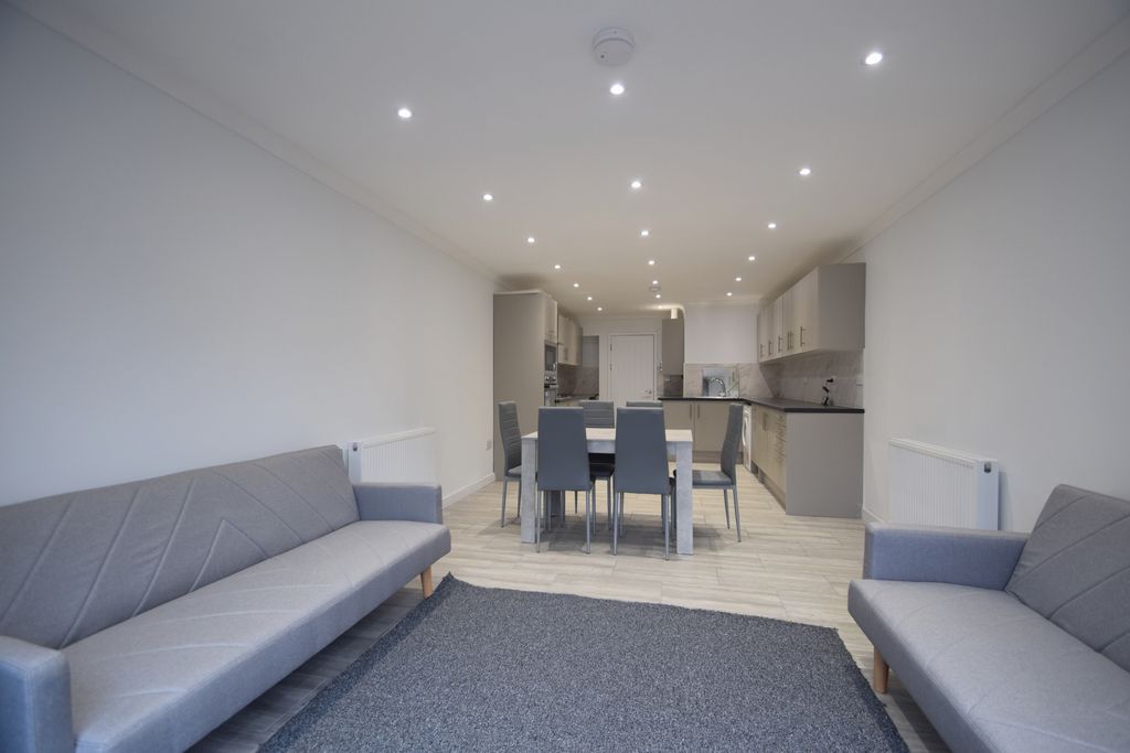 Property photo 1 of 16 Photo 5