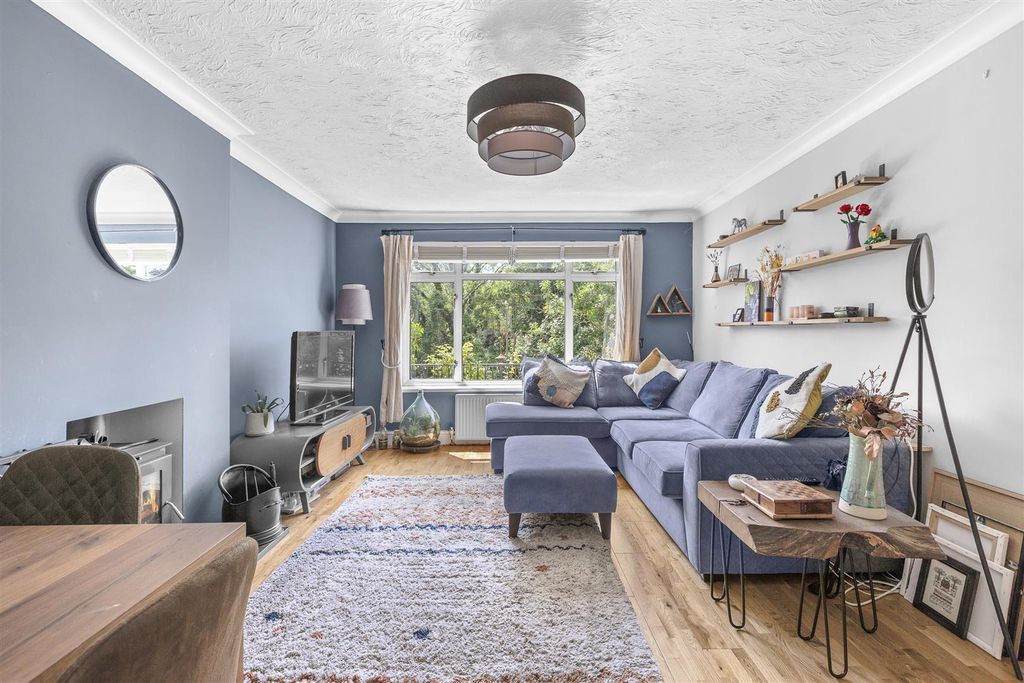 Property photo 2 of 14 9 Warwick Avenue, Hp12 4Ng-3.Jpg