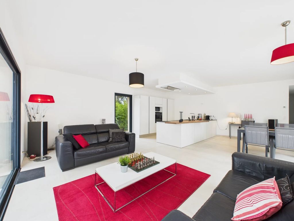 Property photo 3 of 25