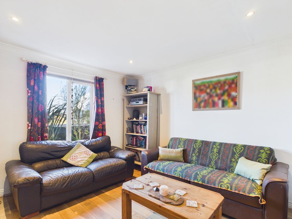 Property photo 3 of 13 Lounge