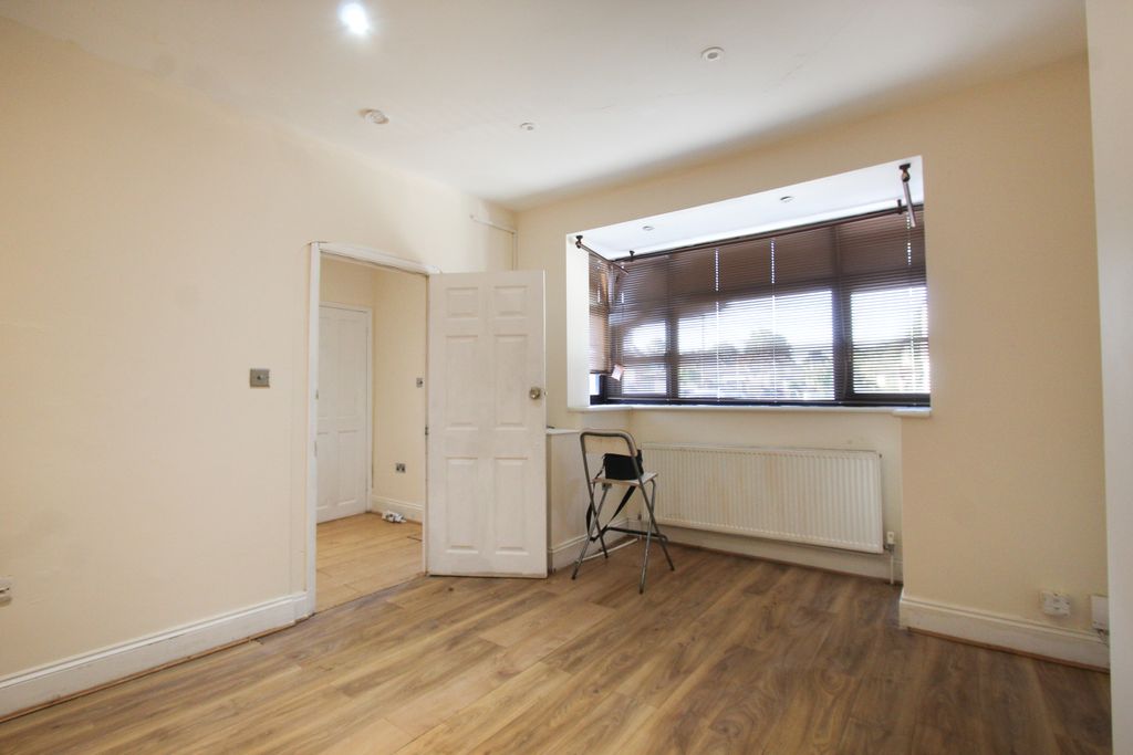 Property photo 3 of 28