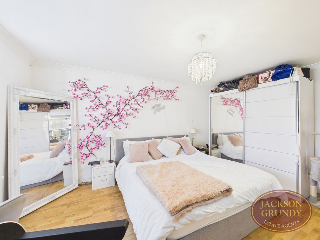 Property photo 2 of 6 3 Hidcote Way