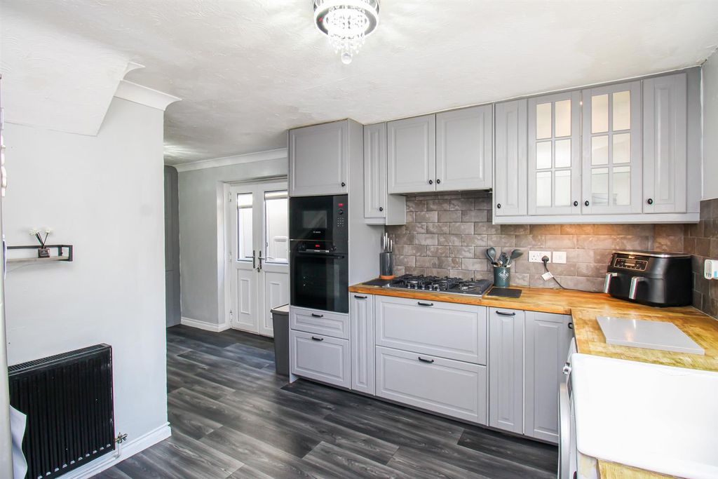 Property photo 3 of 16 Kitchen