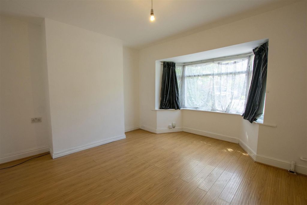 Property photo 3 of 33 Living Room