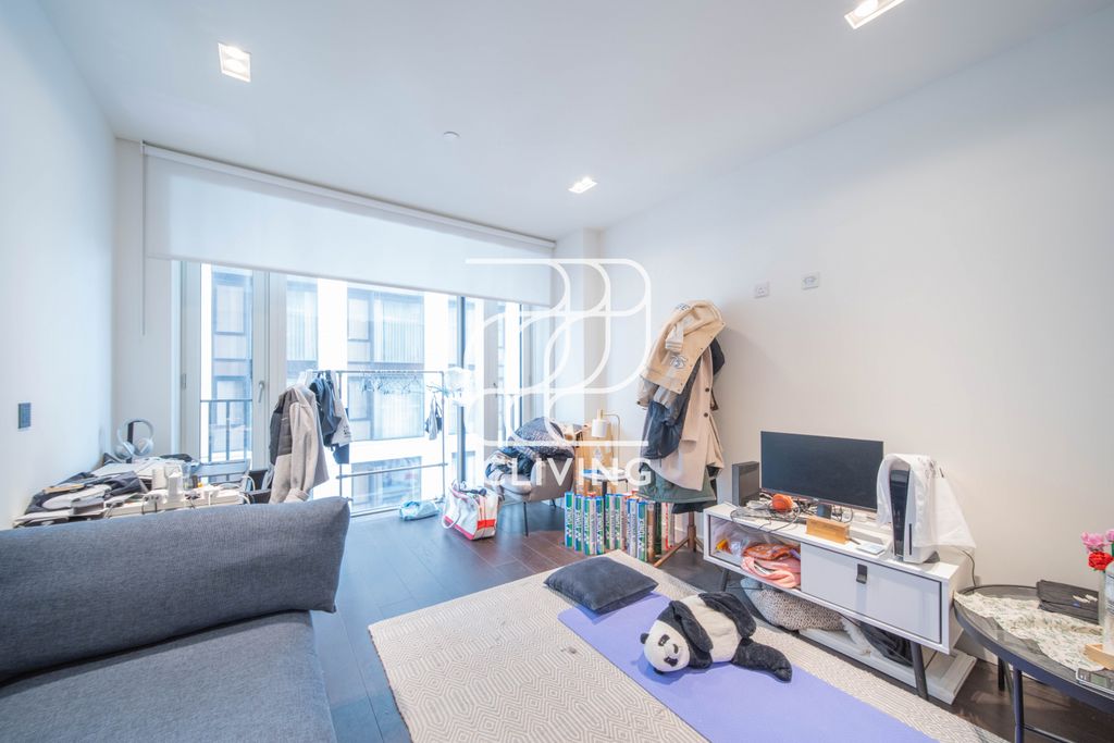 Property photo 1 of 12 8 Casson Square, London  Se1
