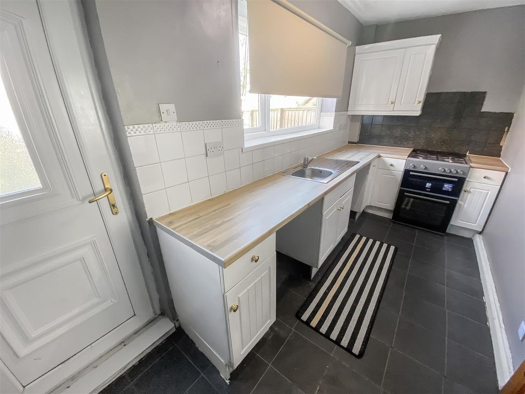 Property photo 2 of 8 Kitchen