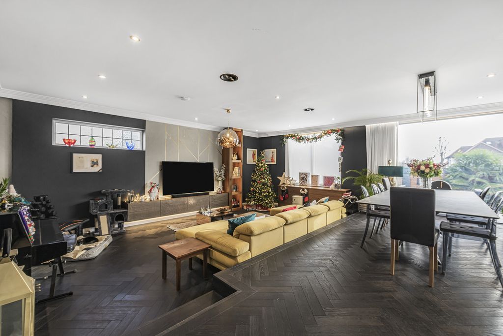 Property photo 3 of 33