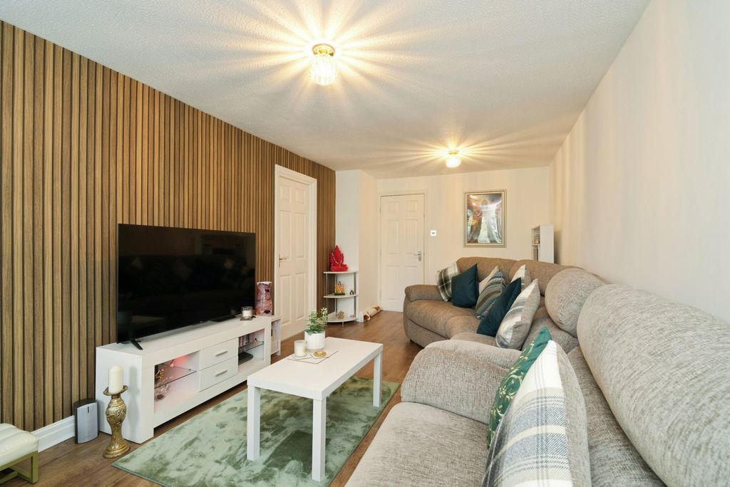 Property photo 3 of 13 Lounge
