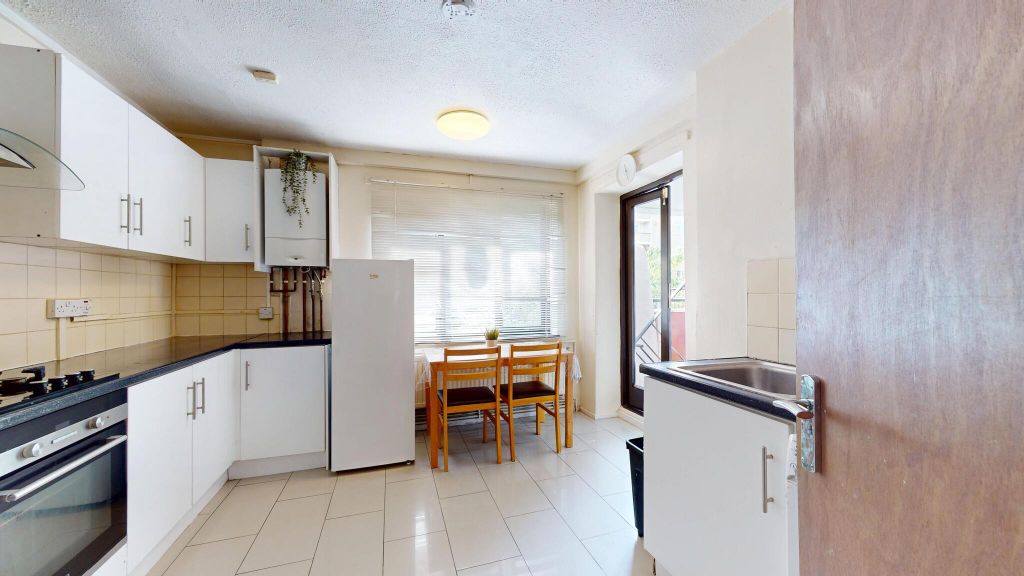 Property photo 3 of 17 Kitchen