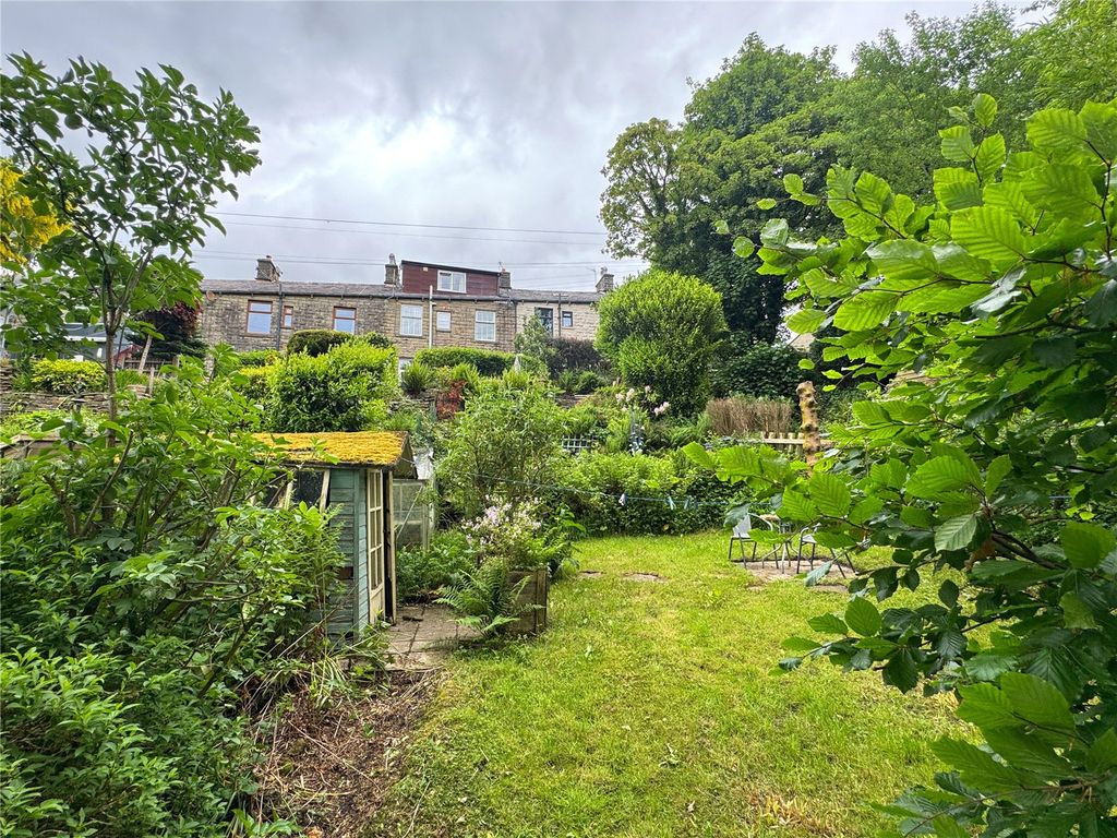 Property photo 1 of 21 Large Gardens
