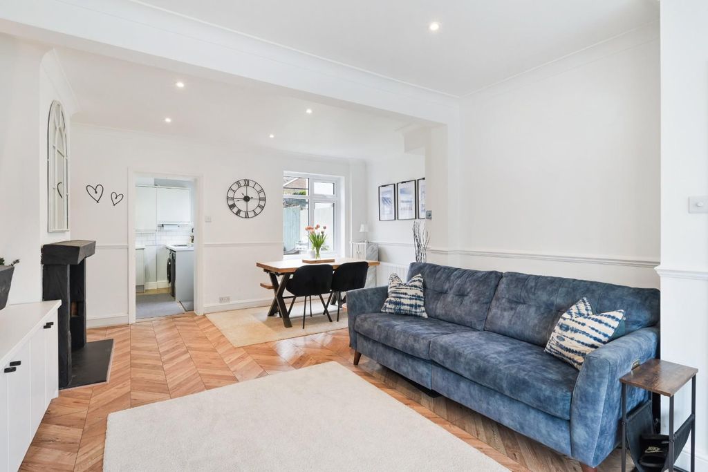 Property photo 3 of 16 Ashurst Road