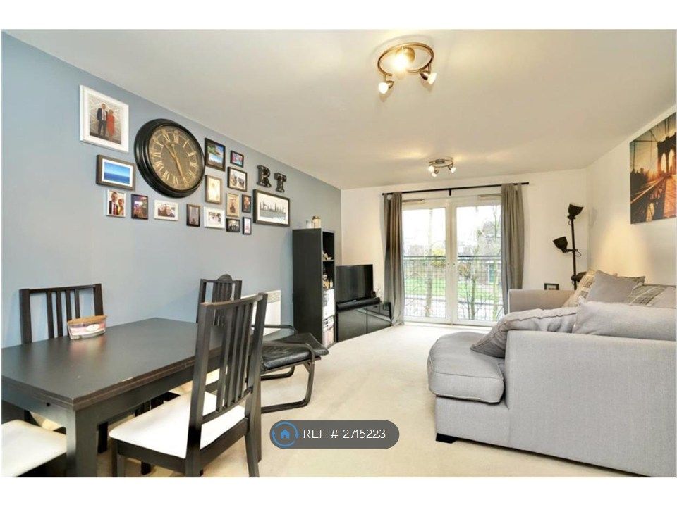 Property photo 3 of 7 Living Room