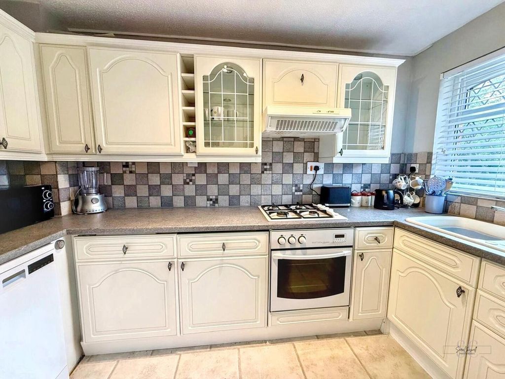 Property photo 2 of 9 Kitchen