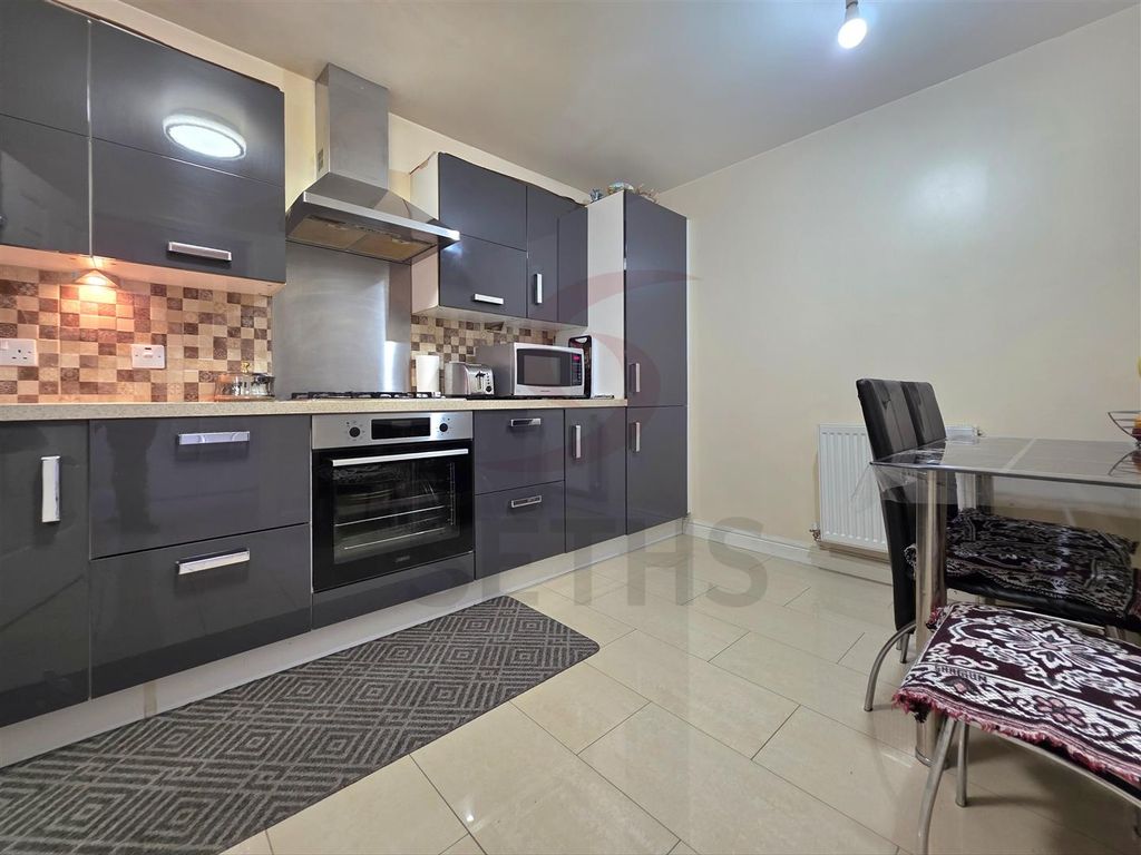 Property photo 3 of 11 Kitchen
