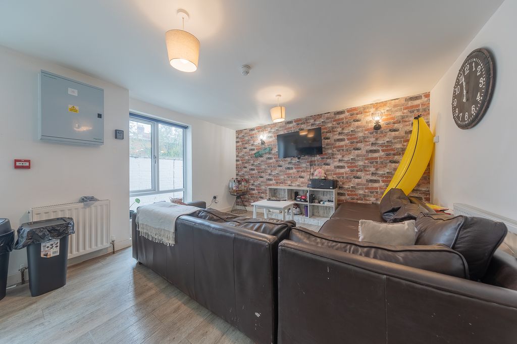 Property photo 2 of 42