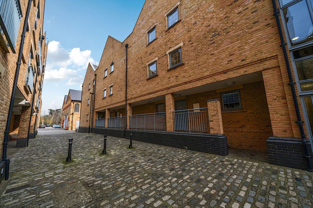 Property photo 1 of 21 External