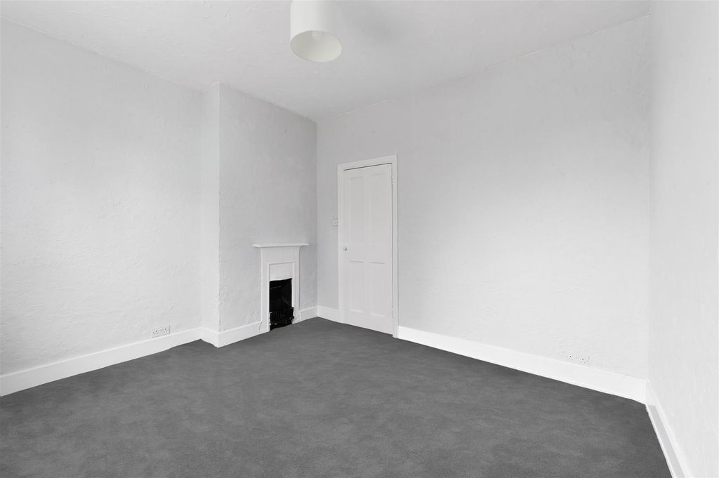 Property photo 3 of 14 High Street, 3A - (2).Jpg