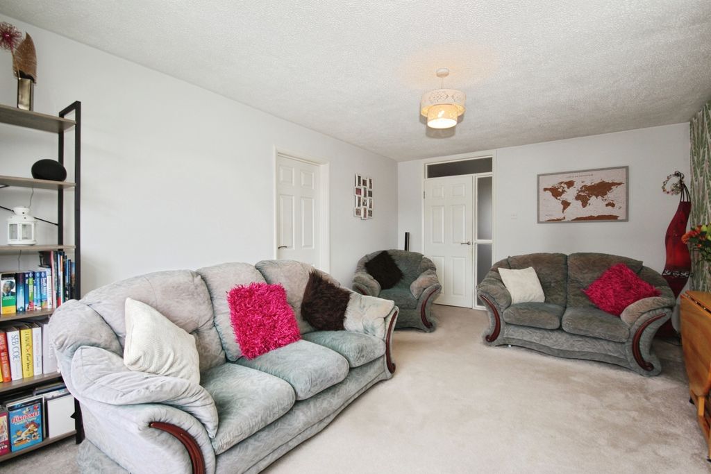 Property photo 3 of 16 Lounge