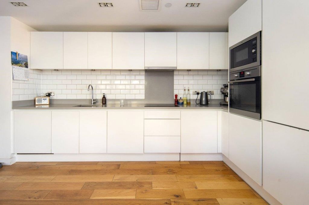 Property photo 3 of 18 Kitchen