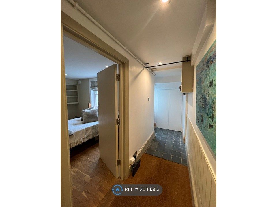 Property photo 2 of 11 Entrance/Hallway