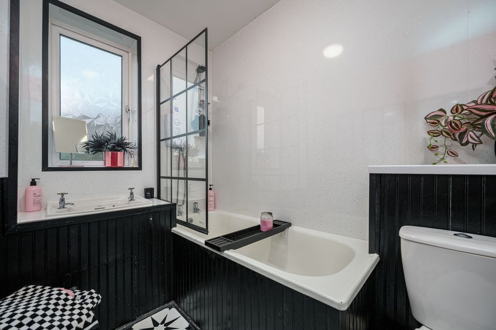 Property photo 3 of 10 Bathroom