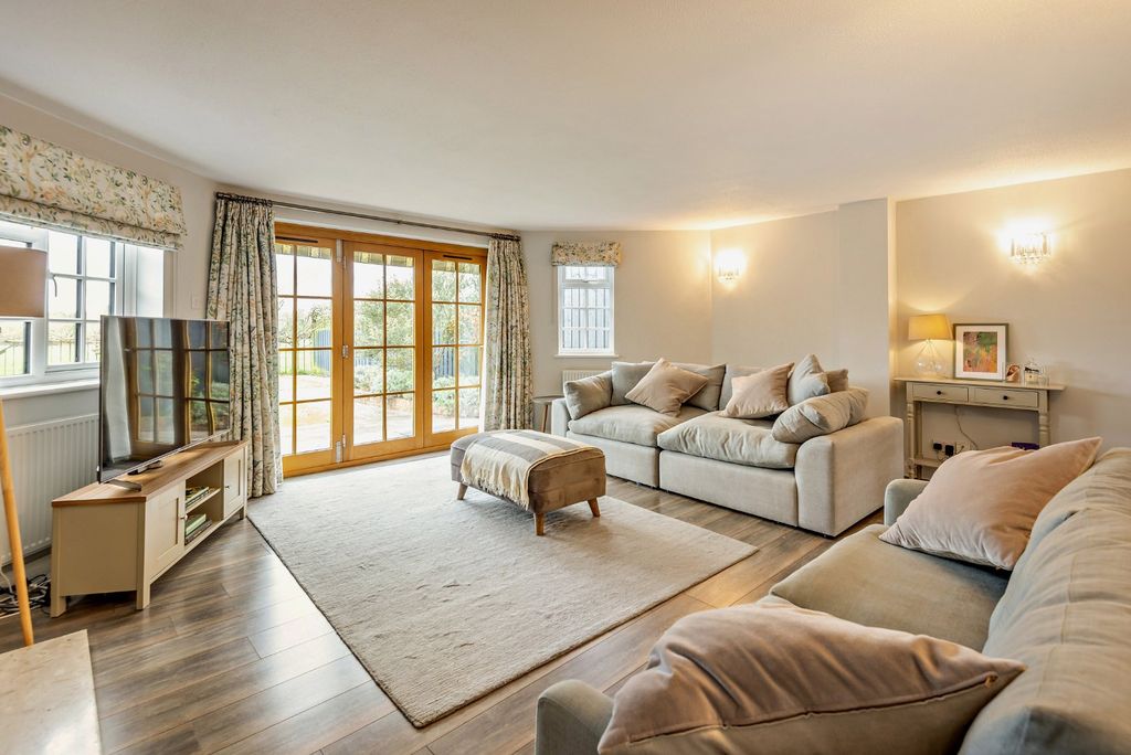 Property photo 2 of 15 Sitting Room