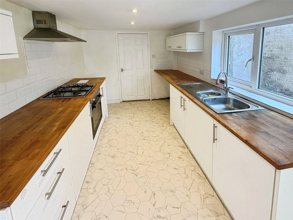 Property photo 2 of 11 Kitchen