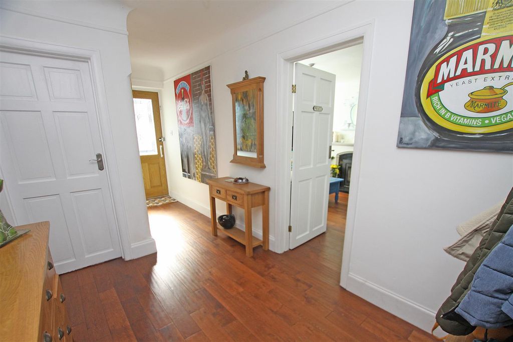 Property photo 2 of 23 Hallway.Jpg