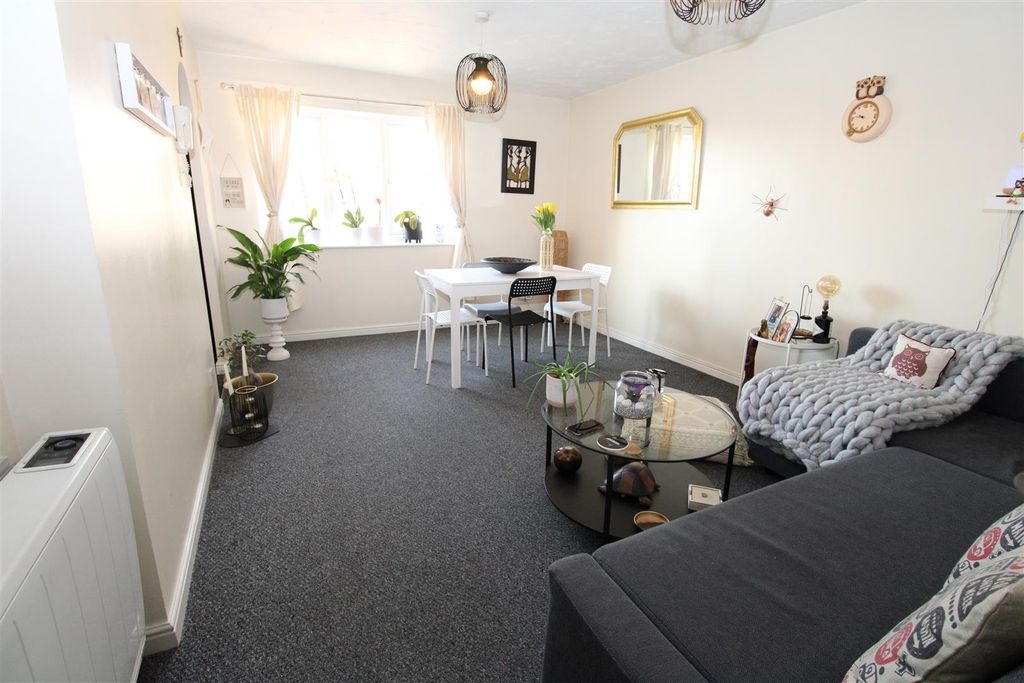 Property photo 3 of 12 Lounge2.Jpg