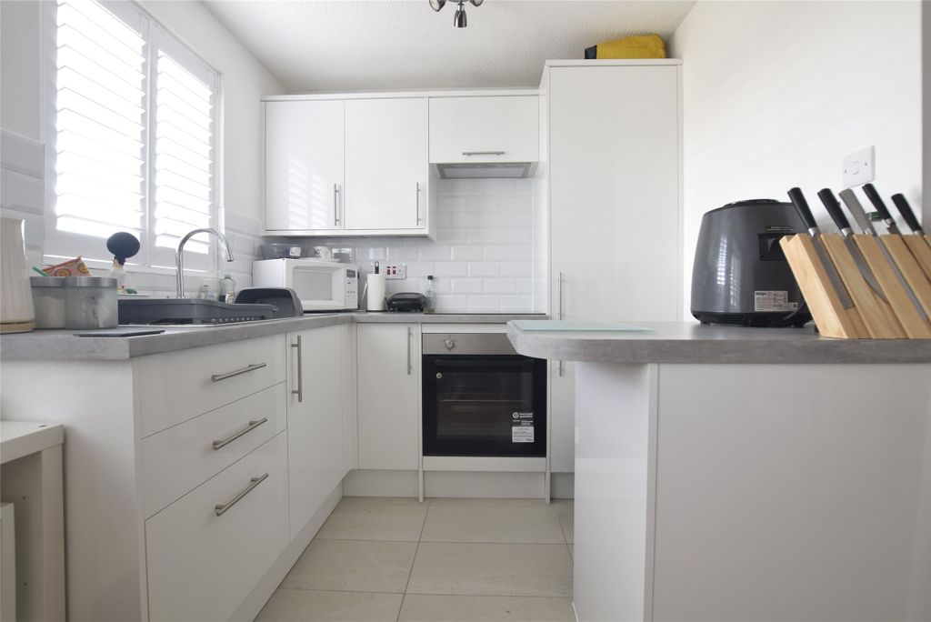 Property photo 2 of 11 Kitchen