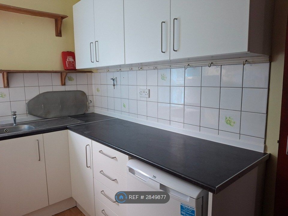 Property photo 3 of 9 Kitchen 2