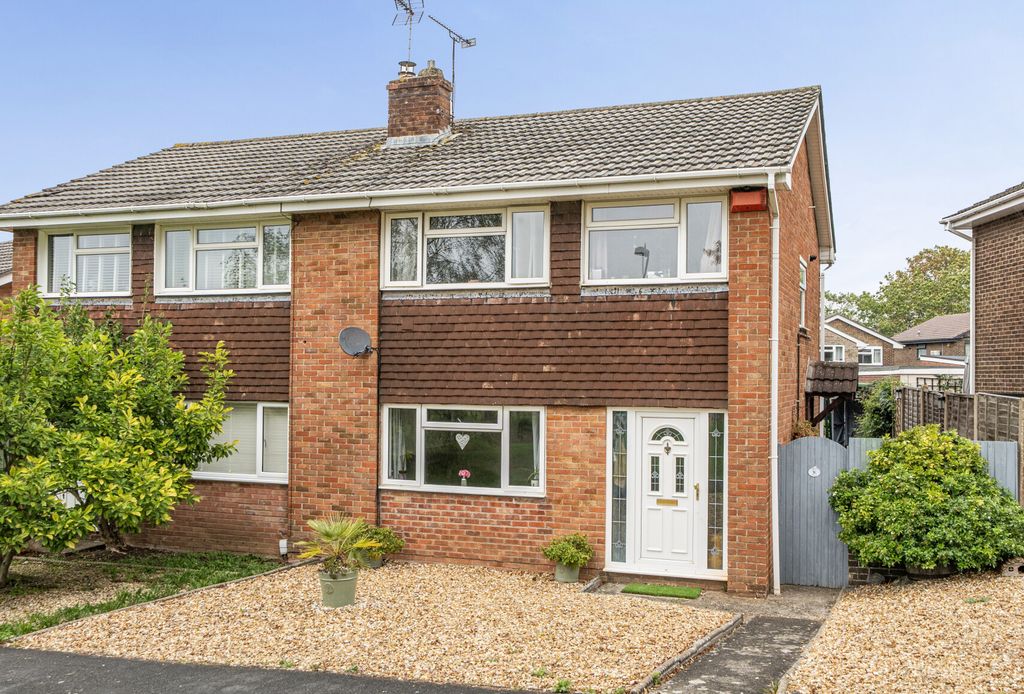 Property photo 1 of 19 Kestrel Close