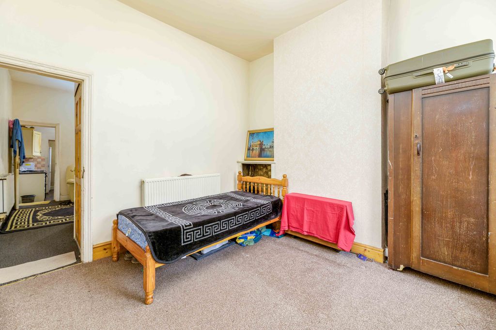 Property photo 3 of 19 03