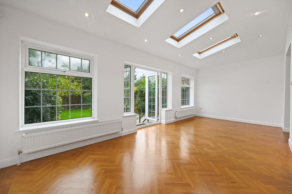 Property photo 1 of 15 Rcfbl= Hale Gardens- Dining Area 10 (1).Jpg