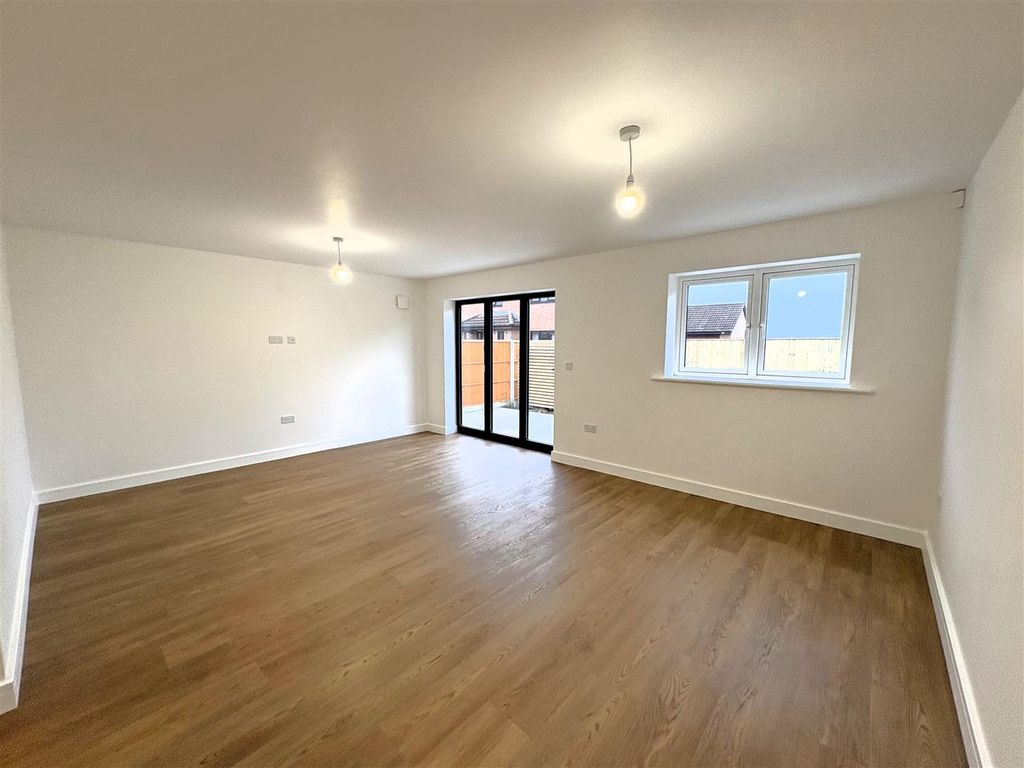 Property photo 3 of 23 Lounge/Diner