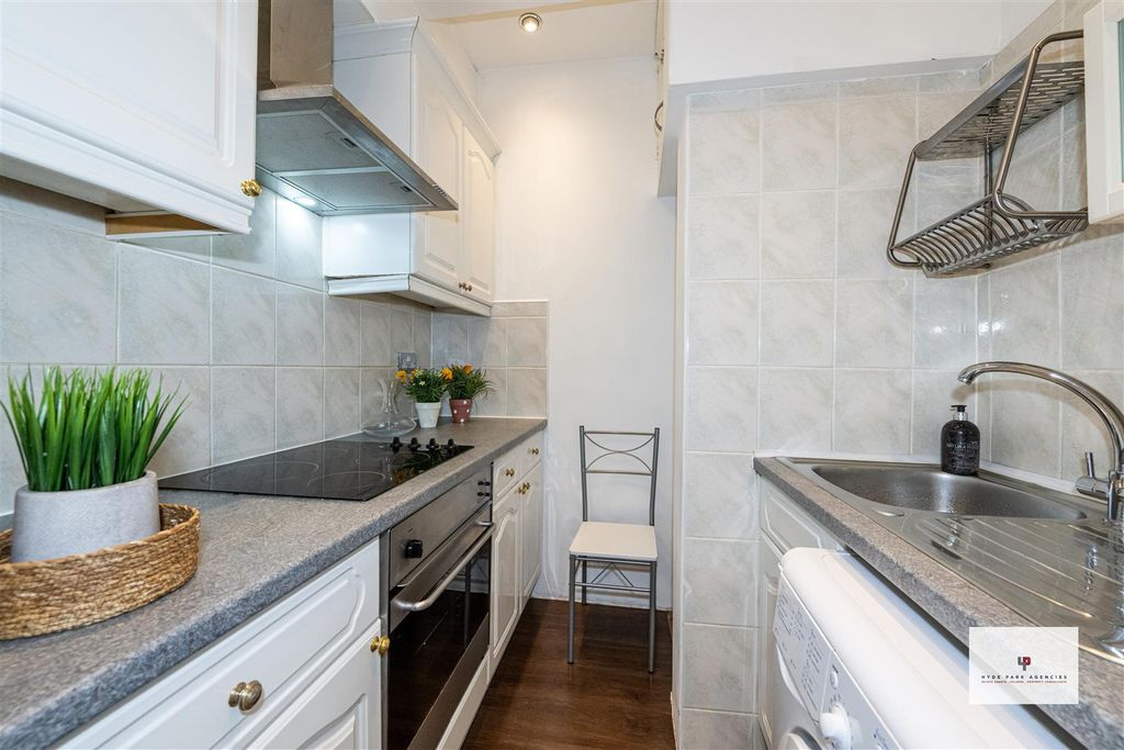 Property photo 3 of 13 Queen’S Court 130-017 Mr - Hpa.Jpg
