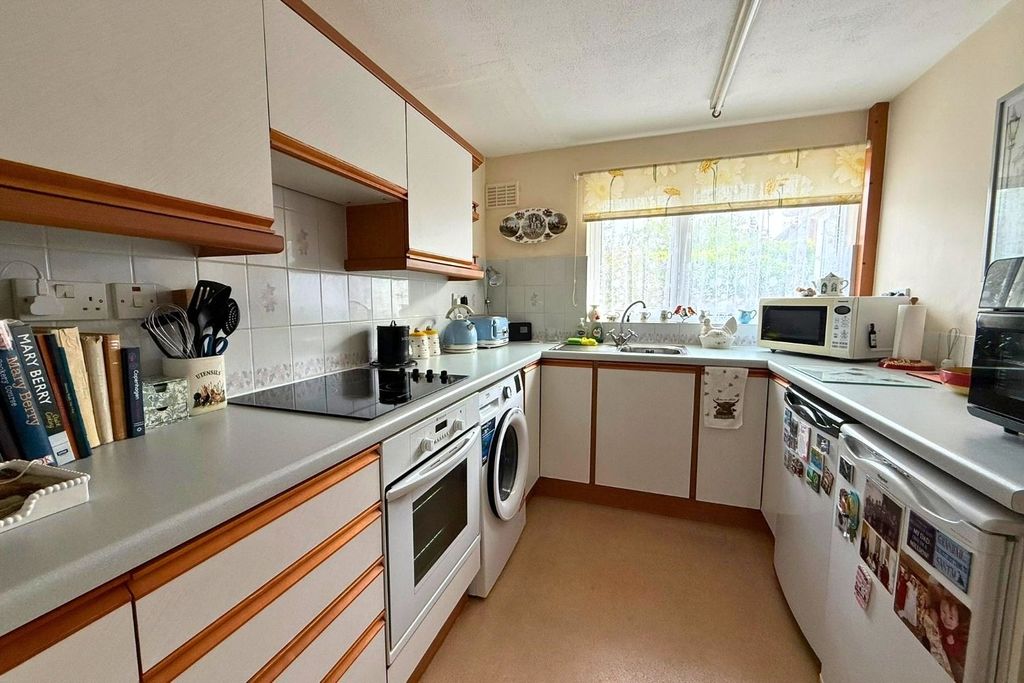 Property photo 2 of 7 Kitchen