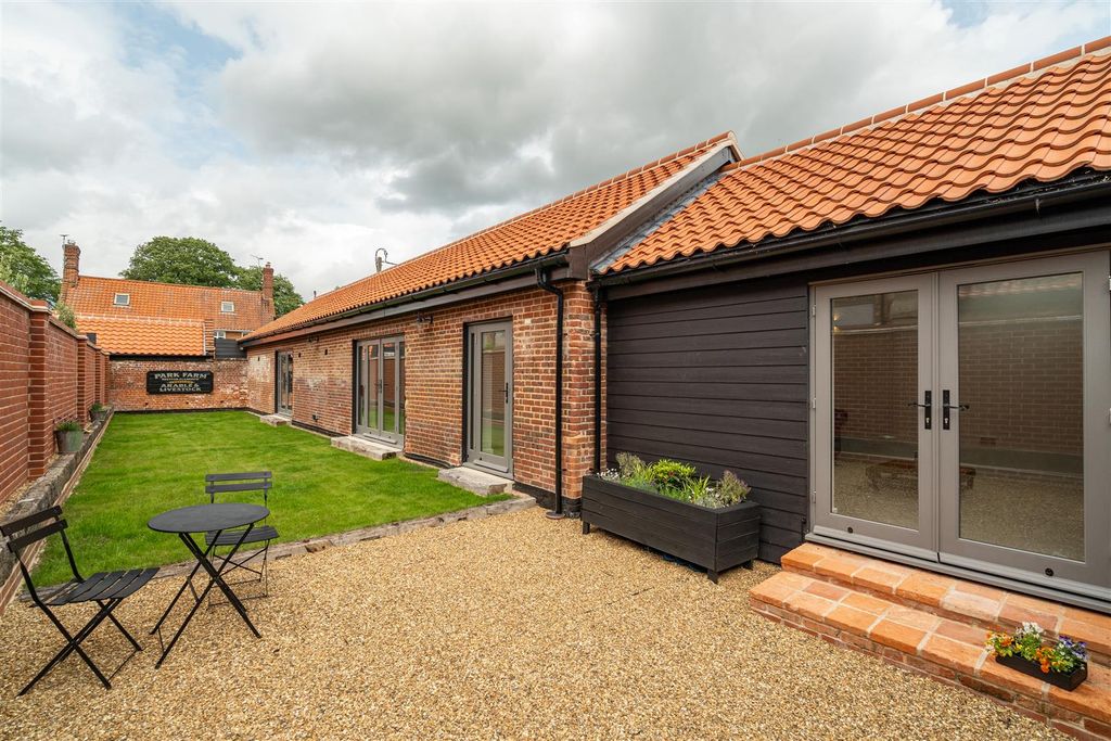 Property photo 3 of 33 Garden To Side